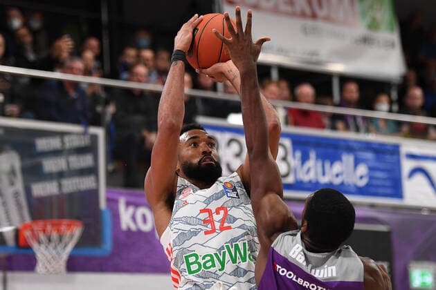 BG Göttingen - FC Bayern München 21.11.2021, Basketball-Bundesliga, Saison 2021 2022, 8. Spieltag, BG Göttingen - FC Bayern München. Münchens Darrun Hilliard (l) spielt gegen Göttingens Kamar Baldwin. Göttingen Niedersachsen Deutschland