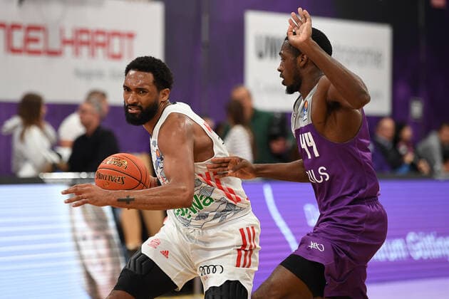 BG Göttingen - FC Bayern München 21.11.2021, Basketball-Bundesliga, Saison 2021 2022, 8. Spieltag, BG Göttingen - FC Bayern München. Münchens Darrun Hilliard (l) spielt gegen Göttingens Kamar Baldwin. Göttingen Niedersachsen Deutschland