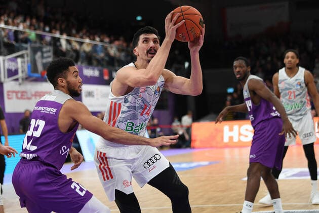 BG Göttingen - FC Bayern München 21.11.2021, Basketball-Bundesliga, Saison 2021 2022, 8. Spieltag, BG Göttingen - FC Bayern München. Münchens Nihad Djedovic (r) spielt gegen Göttingens Stephen Brown. Göttingen Niedersachsen Deutschland