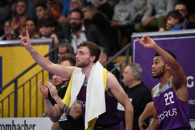 BG Göttingen - FC Bayern München 21.11.2021, Basketball-Bundesliga, Saison 2021 2022, 8. Spieltag, BG Göttingen - FC Bayern München. Göttingens Jake Toolson (l) und Göttingens Stephen Brown gestikulieren. Göttingen Niedersachsen Deutschland