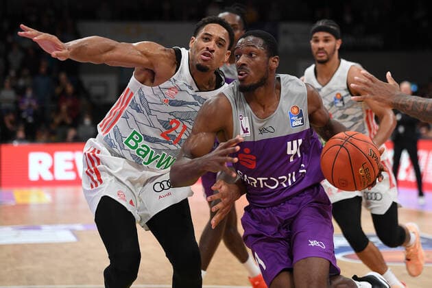 BG Göttingen - FC Bayern München 21.11.2021, Basketball-Bundesliga, Saison 2021 2022, 8. Spieltag, BG Göttingen - FC Bayern München. Göttingens Kamar Baldwin (r) spielt gegen Münchens Augustine Rubit. Göttingen Niedersachsen Deutschland