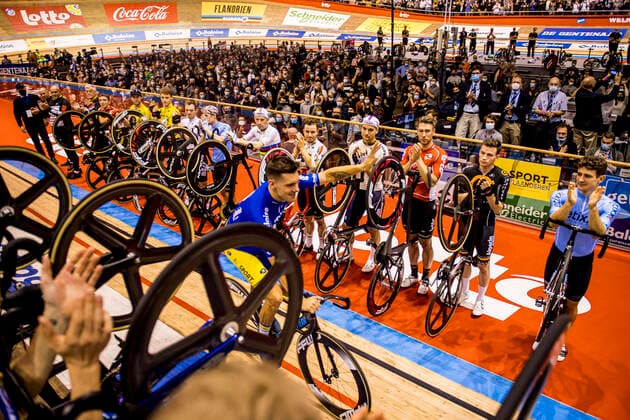 Bilder des Jahres 2021, Sport 11 November Sport Themen der Woche KW46 Sport Bilder des Tages Belgian Kenny De Ketele riders a lap of honor, as he s riding his last race on the last day of the Zesdaagse Vlaanderen-Gent six-day indoor cycling race at the indoor cycling arena t Kuipke, Sunday 21 November 2021, in Gent. This year s edition takes place from November 16th until November 21st. JASPERxJACOBS  x3140786x