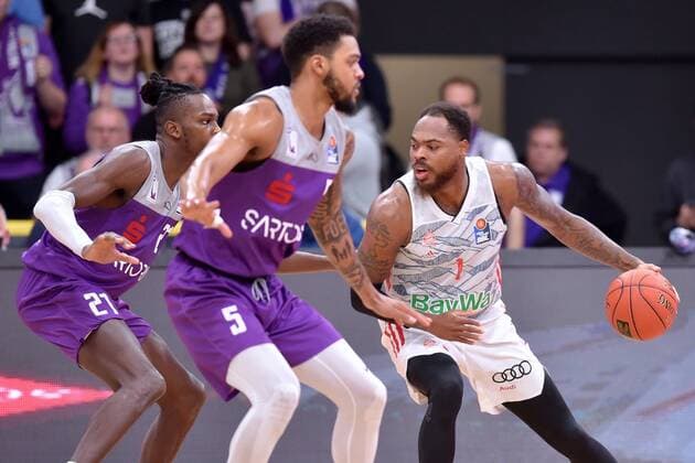 Deshaun Thomas (FC Bayern Muenchen) (am Ball), Jeff Roberson (BG Goettingen) (vorne), James Dickey III (BG Goettingen) (L, hinten) , Basketball, Bundesliga, BBL, BG Goettingen - FC Bayern Muenchen, 21.11.2021, BG Goettingen - FC Bayern Muenchen, Basketball, Bundesliga, GER, BBL, 21.11.2021 Goettingen Copyright: xEibner-Pressefotox-xRolandxSippelx