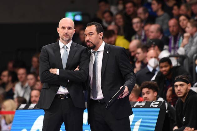 BG Göttingen - FC Bayern München 21.11.2021, Basketball-Bundesliga, Saison 2021 2022, 8. Spieltag, BG Göttingen - FC Bayern München. Münchens Trainer Slaven Rimac (l) und Co-Trainer Demond Greene. Göttingen Niedersachsen Deutschland