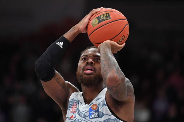 BG Göttingen - FC Bayern München 21.11.2021, Basketball-Bundesliga, Saison 2021 2022, 8. Spieltag, BG Göttingen - FC Bayern München. Münchens Deshaun Thomas wirft auf den Korb. Göttingen Niedersachsen Deutschland