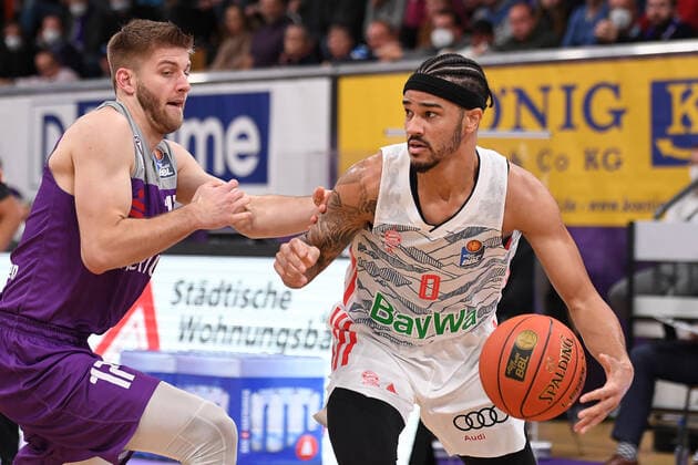 BG Göttingen - FC Bayern München 21.11.2021, Basketball-Bundesliga, Saison 2021 2022, 8. Spieltag, BG Göttingen - FC Bayern München. Münchens Nick Weiler-Babb (r) spielt gegen Göttingens Mathis Mönninghoff. Göttingen Niedersachsen Deutschland