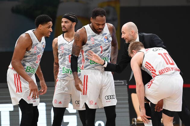 BG Göttingen - FC Bayern München 21.11.2021, Basketball-Bundesliga, Saison 2021 2022, 8. Spieltag, BG Göttingen - FC Bayern München. Münchens Trainer Slaven Rimac (r) steht in einer Spielunterbrechung bei seinen Spielern. Göttingen Niedersachsen Deutschland