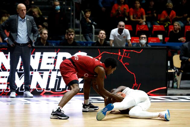21.11.2021, easyCredit Basketball Bundesliga, BBL, Saison 2021 2022, Herren, Chemnitz Niners - MLP Academics Heidelberg Isiaha Mike, Niners Chemnitz, Kelvin Martin, MLP Academics Heidelberg kämpfen um den Ball Chemnitz Messe Chemnitz Sachsen Germany