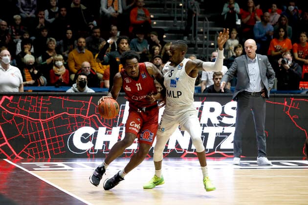 21.11.2021, easyCredit Basketball Bundesliga, BBL, Saison 2021 2022, Herren, Chemnitz Niners - MLP Academics Heidelberg Isiaha Mike, Niners Chemnitz, Shyron Ely, MLP Academics Heidelberg Chemnitz Messe Chemnitz Sachsen Germany