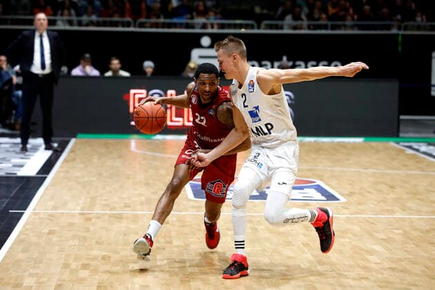 21.11.2021, easyCredit Basketball Bundesliga, BBL, Saison 2021 2022, Herren, Chemnitz Niners - MLP Academics Heidelberg Gerald Robinson, Niners Chemnitz, Niklas Würzner, MLP Academics Heidelberg Chemnitz Messe Chemnitz Sachsen Germany