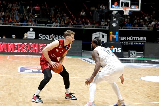 21.11.2021, easyCredit Basketball Bundesliga, BBL, Saison 2021 2022, Herren, Chemnitz Niners - MLP Academics Heidelberg Jonas Richter, Niners Chemnitz, Kelvin Martin, MLP Academics Heidelberg Chemnitz Messe Chemnitz Sachsen Germany