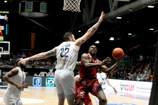 21.11.2021, easyCredit Basketball Bundesliga, BBL, Saison 2021 2022, Herren, Chemnitz Niners - MLP Academics Heidelberg Frantz Massenat, Niners Chemnitz, Phillipp Heyden, MLP Academics Heidelberg Chemnitz Messe Chemnitz Sachsen Germany