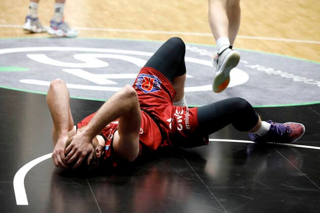 21.11.2021, easyCredit Basketball Bundesliga, BBL, Saison 2021 2022, Herren, Chemnitz Niners - MLP Academics Heidelberg Ivan KaraÄiÄ‡, Niners Chemnitz verletzt am Boden Chemnitz Messe Chemnitz Sachsen Germany