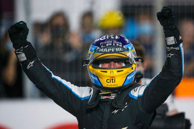 ALONSO Fernando (spa), Alpine F1 A521 celebrates his P3 during the Formula 1 Ooredoo Qatar Grand Prix 2021, 20th round of the 2021 FIA Formula One World Championship, WM, Weltmeisterschaft from November 19 to 21, 2021 on the Losail International Circuit, in Lusail, Qatar - F1 - QATAR GRAND PRIX 2021 - RACE DPPI Panoramic  00121042_FG0D8594.JPG_
