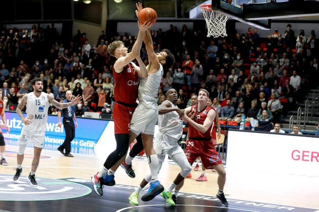21.11.2021, easyCredit Basketball Bundesliga, BBL, Saison 2021 2022, Herren, Chemnitz Niners - MLP Academics Heidelberg Jonas Richter, Niners Chemnitz, Brekkott Chapman, MLP Academics Heidelberg Chemnitz Messe Chemnitz Sachsen Germany