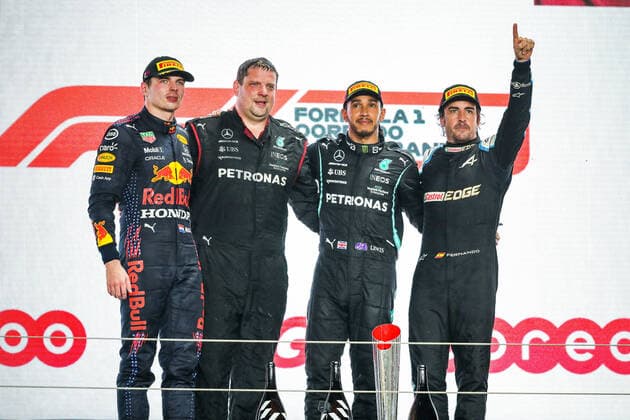 Podium: HAMILTON Lewis (gbr), Mercedes AMG F1 GP W12 E Performance, VERSTAPPEN Max (ned), Red Bull Racing Honda RB16B, ALONSO Fernando (spa), Alpine F1 A521, portrait during the Formula 1 Ooredoo Qatar Grand Prix 2021, 20th round of the 2021 FIA Formula One World Championship, WM, Weltmeisterschaft from November 19 to 21, 2021 on the Losail International Circuit, in Lusail, Qatar - F1 - QATAR GRAND PRIX 2021 - RACE DPPI Panoramic 20211121_GOODEN_FG0D8769