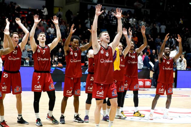 21.11.2021, easyCredit Basketball Bundesliga, BBL, Saison 2021 2022, Herren, Chemnitz Niners - MLP Academics Heidelberg Jan Niklas Wimberg, Niners Chemnitz jubelt mit dem Team Chemnitz Messe Chemnitz Sachsen Germany