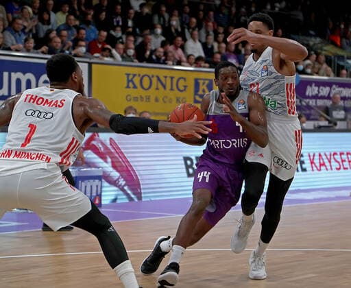 GSD zje123 easy Credit Basketball BBL Saison 2020 21 BG Göttingen - FC Bayern München Göttingens Kamar Baldwin (am Ball) gegen Münchens Augustine Rubit (rechts) und Dshaun Thomas