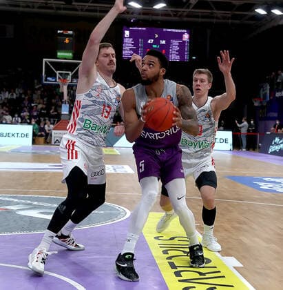 GSD zje123 easy Credit Basketball BBL Saison 2020 21 BG Göttingen - FC Bayern München Göttingens Jeff Roberson (am Ball) gegen Münchens Andreas Obst (links) und Ognjen Jaramaz