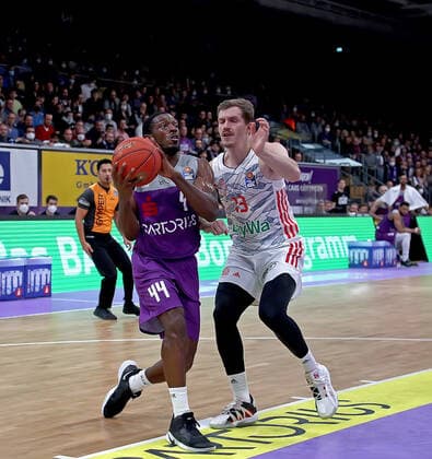 GSD zje123 easy Credit Basketball BBL Saison 2020 21 BG Göttingen - FC Bayern München Göttingens Kamar Baldwin (am Ball) gegen Münchens Andreas Obst