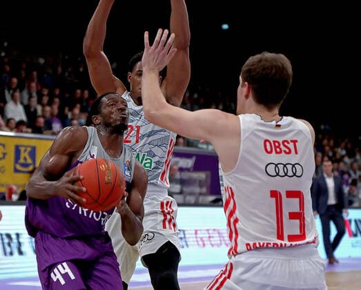 GSD zje123 easy Credit Basketball BBL Saison 2020 21 BG Göttingen - FC Bayern München Göttingens Kamar Baldwin (am Ball) gegen Münchens Augustine Rubit und Andreas Obst (rechts)