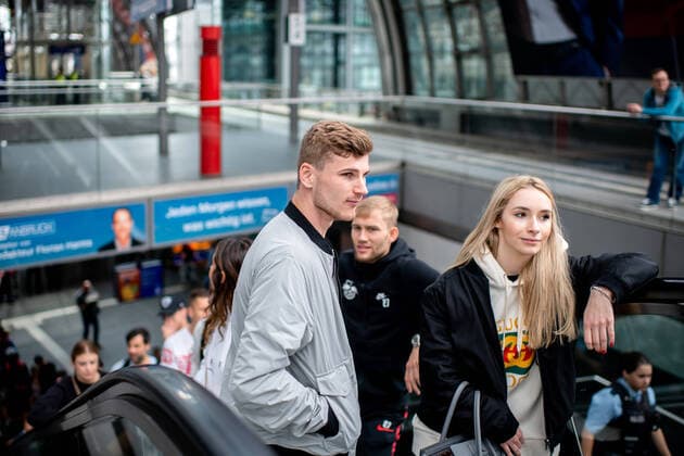 Der Fanzug von RB Leipzig faehrt am Tag nach dem Pokalfinale mit Mannschaft (hier Timo Werner mit Freundin Paula Lense) und Fans von Berlin nach Leipzig. DFB Pokalfinale 2019 RB Leipzig - FC Bayern Muenchen am 26. Mai 2019. Hauptbahnhof, Berlin. DFB Pokalfinale 2019 - Fanzug RB Leipzig
