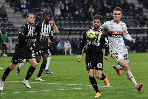 FOOTBALL : ANGERS SCO - FC LORIENT (Ligue 1 UberEats - J14) 21 11 2021 a Angers. Jimmy CABOT en action FOOTBALL : Angers SCO vs FC Lorient - Ligue1 uber eats - 21 11 2021 JeremiasGonzalez Panoramic 