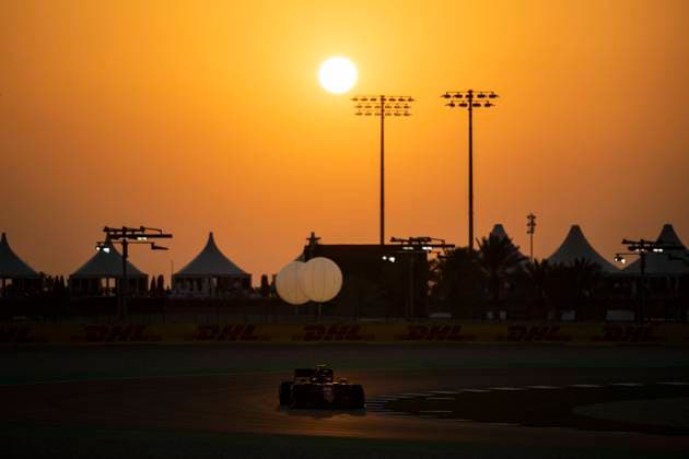 55 SAINZ Carlos (spa), Scuderia Ferrari SF21, action during the Formula 1 Ooredoo Qatar Grand Prix 2021, 20th round of the 2021 FIA Formula One World Championship, WM, Weltmeisterschaft from November 19 to 21, 2021 on the Losail International Circuit, in Lusail, Qatar - F1 - QATAR GRAND PRIX 2021 - RACE DPPI Panoramic  00121042__B2_4278