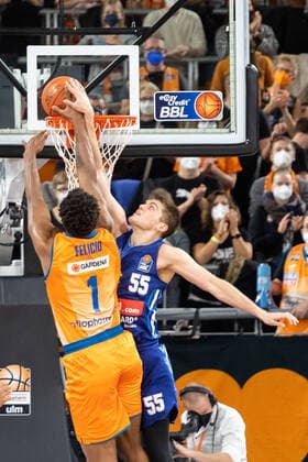 Ben Lammers (Alba Berlin, 55), Cristiano Felicio (Ratiopharm Ulm 01) GER, Ratiopharm Ulm vs. Alba Berlin, easycredit 1.Bundesliga Basketball, 08.Spieltag, Saison 2021 22, 21.11.2021 Ratiopharm Ulm vs. Alba Berlin, 1.Basketball Bundesliga Neu-Ulm Copyright: xEibner-Pressefoto RogerxBuerkex EP_EER