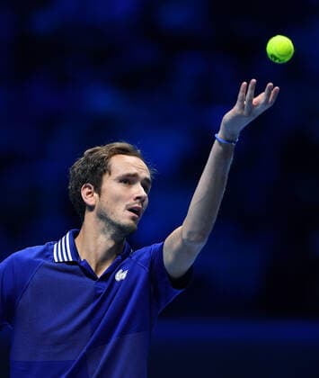 November 21, 2021, Torino, Italia: Daniil Medvedev of Russia returns the ball during the match against Alexander Zverev of Germany at the Nitto ATP, Tennis Herren Finals in Turin, Italy, 21 November 2021.ANSA ALESSANDRO DI MARCO Tennis: Nitto ATP Finals in Turin  - ZUMAa110 20211121_zaf_a110_064 Copyright: xAlessandroxDixMarcox