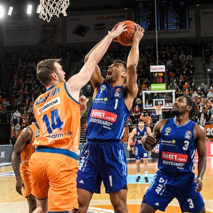 GER, BBL, ratiopharm ulm vs ALBA Berlin 21.11.2021, ratiopharm arena, Neu-Ulm, GER, BBL, ratiopharm ulm vs ALBA Berlin, im Bild Philipp Herkenhoff (Ulm, 14), Oscar da Silva (Berlin, 1), Jaleen Smith (Berlin, 3)