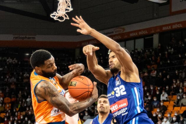 John Petrucelli (Ratiopharm Ulm 07), Johannes Thiemann (Alba Berlin, 32) GER, Ratiopharm Ulm vs. Alba Berlin, easycredit 1.Bundesliga Basketball, 08.Spieltag, Saison 2021 22, 21.11.2021 Ratiopharm Ulm vs. Alba Berlin, 1.Basketball Bundesliga Neu-Ulm Copyright: xEibner-Pressefoto RogerxBuerkex EP_EER