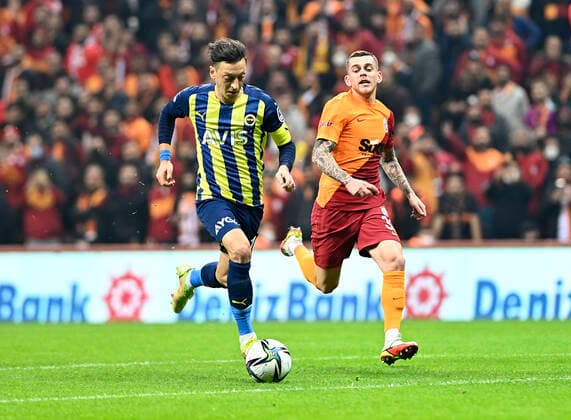 Fußball, EL, Galatasaray Istanbul - Fenerbahce Istanbul Alexandru Cicaldau (R) of Galatasaray and Mesut Ozil of Fenerbahce during the Turkish super league big derby match between Galatasaray and Fenerbahce at NEF stadium in Istanbul , Turkey on November 21, 2021. 