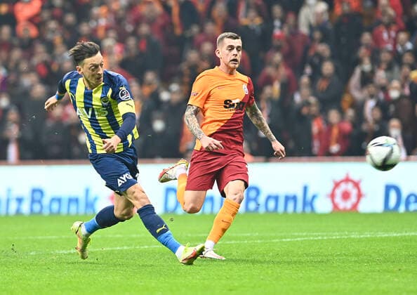 Fußball, EL, Galatasaray Istanbul - Fenerbahce Istanbul Alexandru Cicaldau (R) of Galatasaray and Mesut Ozil of Fenerbahce during the Turkish super league big derby match between Galatasaray and Fenerbahce at NEF stadium in Istanbul , Turkey on November 21, 2021. 