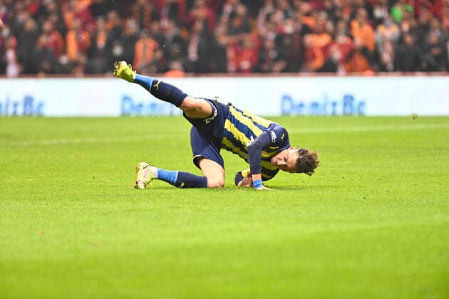 Fußball, EL, Galatasaray Istanbul - Fenerbahce Istanbul Mesut Ozil of Galatasaray during the Turkish super league big derby match between Galatasaray and Fenerbahce at NEF stadium in Istanbul , Turkey on November 21, 2021. 