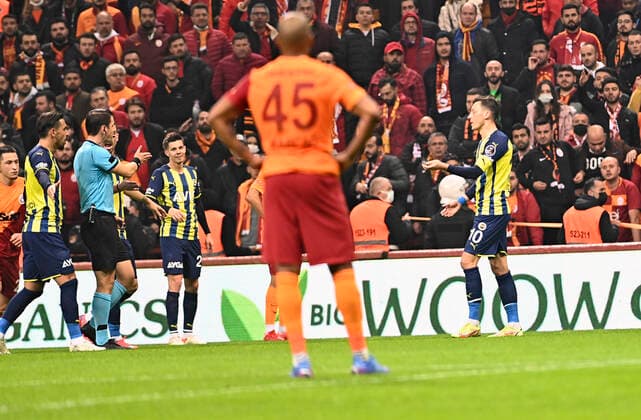 Fußball, EL, Galatasaray Istanbul - Fenerbahce Istanbul Referee Halil Umut Meler and Mesut Ozil of Fenerbahce during the Turkish super league big derby match between Galatasaray and Fenerbahce at NEF stadium in Istanbul , Turkey on November 21, 2021. 