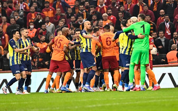 Fußball, EL, Galatasaray Istanbul - Fenerbahce Istanbul Goalkeeper Fernando Muslera , Marcao of Galatasaray and Mesut Ozil , Jose Sosa , Ferdi Kadioglu of Fenerbahce during the Turkish super league big derby match between Galatasaray and Fenerbahce at NEF stadium in Istanbul , Turkey on November 21, 2021. 