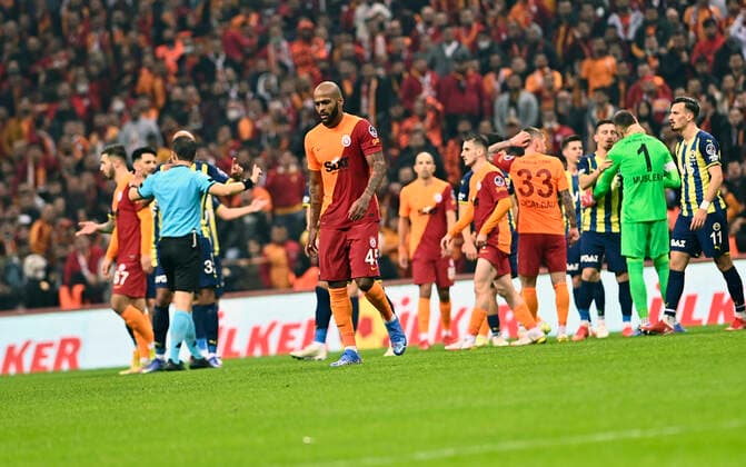 Fußball, EL, Galatasaray Istanbul - Fenerbahce Istanbul Marcao of Galatasaray during the Turkish super league big derby match between Galatasaray and Fenerbahce at NEF stadium in Istanbul , Turkey on November 21, 2021. 