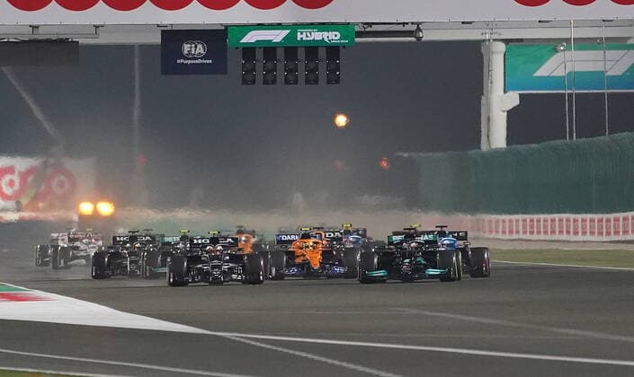 Formula 1 Ooredoo Qatar Grand Prix 2021 21.11.2021, Losail International Circuit, Doha, Formula 1 Ooredoo Qatar Grand Prix 2021 ,im Bild Rennstart: Lewis Hamilton (GBR), Mercedes-AMG Petronas Formula One Team, Pierre Gasly (FRA), Scuderia AlphaTauri Honda, Fernando Alonso (ESP), Alpine F1 Team, Max Verstappen (NEL), Red Bull Racing Honda, Carlos Sainz Jr. (ESP), Scuderia Ferrari Mission Winnow