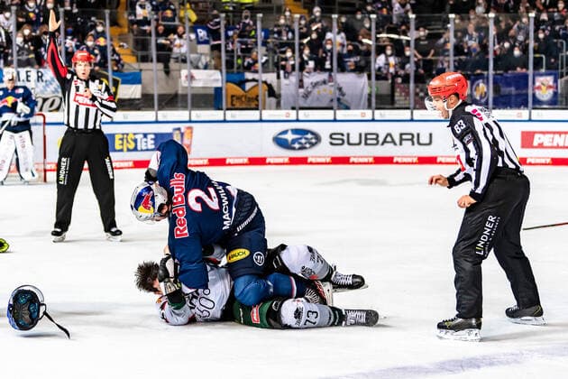 Bilder des Jahres 2021, Sport 11 November Sport Themen der Woche KW46 Sport Bilder des Tages Unstimmigkeiten zwischen Matt Puempel (Augsburger Panther, 73) und Andrew MacWilliam (EHC Red Bull Muenchen, 2) EHC Red Bull Muenchen gegen Augsburger Panther, Eishockey, DEL, 23. Spieltag, Saison 2021 2022, 21.11.2021. EHC Red Bull Muenchen gegen Augsburger Panther, Eishockey, DEL, 23. Spieltag, Saison 2021 2022, 21.11.2021 Muenchen *** Disagreement between Matt Puempel Augsburger Panther, 73 and Andrew MacWilliam EHC Red Bull Muenchen, 2 EHC Red Bull Muenchen vs Augsburger Panther, Ice Hockey, DEL, 23 Spieltag, Saison 2021 2022, 21 11 2021 EHC Red Bull Muenchen vs Augsburger Panther, Ice Hockey, DEL, 23 Spieltag, Saison 2021 2022, 21 11 2021 Muenchen. Copyright: xEibnerxPressefotox xHeikexFeinerx EP_HFR