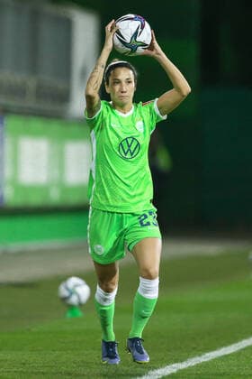v.li.: Sara Doorsoun (VfL Wolfsburg, 23) beim Einwurf, Aktion, Action, Spielszene, DIE DFB-RICHTLINIEN UNTERSAGEN JEGLICHE NUTZUNG VON FOTOS ALS SEQUENZBILDER UND ODER VIDEOÄHNLICHE FOTOSTRECKEN. DFB REGULATIONS PROHIBIT ANY USE OF PHOTOGRAPHS AS IMAGE SEQUENCES AND OR QUASI-VIDEO., 21.11.2021, Wolfsburg (Deutschland), Fussball, Flyeralarm Frauen-Bundesliga, VfL Wolfsburg - SGS Essen
