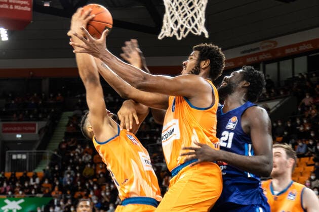 Cristiano Felicio (Ratiopharm Ulm 01), Christ Koumadje (Alba Berlin, 21), Karim Jallow (Ratiopharm Ulm 35) GER, Ratiopharm Ulm vs. Alba Berlin, easycredit 1.Bundesliga Basketball, 08.Spieltag, Saison 2021 22, 21.11.2021 Ratiopharm Ulm vs. Alba Berlin, 1.Basketball Bundesliga Neu-Ulm Copyright: xEibner-Pressefoto RogerxBuerkex EP_EER