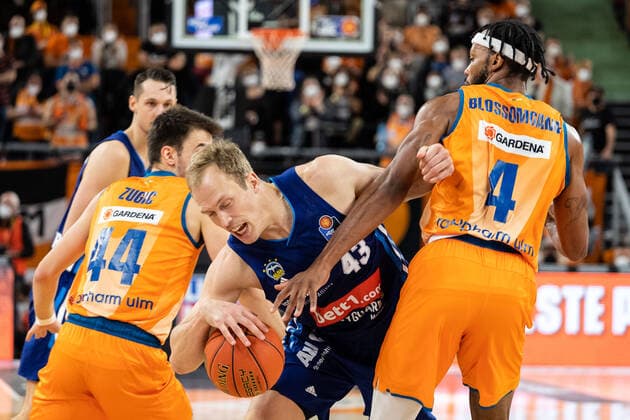 Luke Sikma (Alba Berlin, 43), Jaron Blossomgame (Ratiopharm Ulm 04), Fedor Zugic (Ratiopharm Ulm 44) GER, Ratiopharm Ulm vs. Alba Berlin, easycredit 1.Bundesliga Basketball, 08.Spieltag, Saison 2021 22, 21.11.2021 Ratiopharm Ulm vs. Alba Berlin, 1.Basketball Bundesliga Neu-Ulm Copyright: xEibner-Pressefoto RogerxBuerkex EP_EER