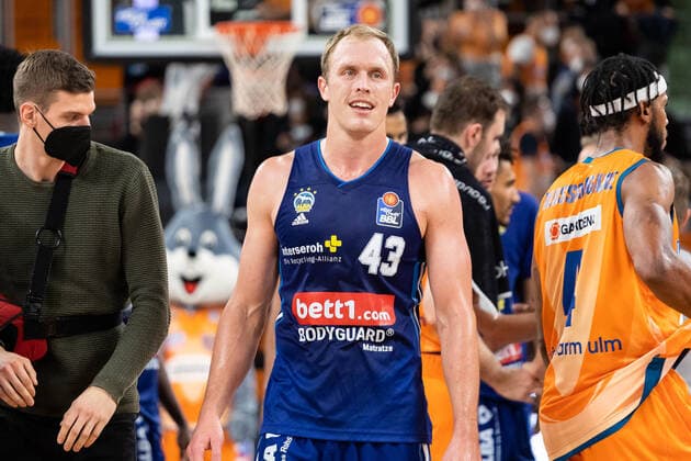 Alba Berlin gewinnt mit 71:66 gegen Ratiopharm Ulm Jubel bei Alba. Luke Sikma (Alba Berlin, 43) freut sich GER, Ratiopharm Ulm vs. Alba Berlin, easycredit 1.Bundesliga Basketball, 08.Spieltag, Saison 2021 22, 21.11.2021 Ratiopharm Ulm vs. Alba Berlin, 1.Basketball Bundesliga Neu-Ulm Copyright: xEibner-Pressefoto RogerxBuerkex EP_EER
