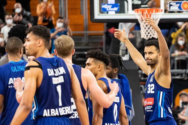 Alba Berlin gewinnt mit 71:66 Endstand gegen Ratiopharm Ulm Jubel bei Alba GER, Ratiopharm Ulm vs. Alba Berlin, easycredit 1.Bundesliga Basketball, 08.Spieltag, Saison 2021 22, 21.11.2021 Ratiopharm Ulm vs. Alba Berlin, 1.Basketball Bundesliga Neu-Ulm Copyright: xEibner-Pressefoto RogerxBuerkex EP_EER