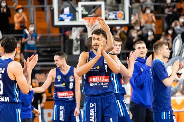 Alba Berlin gewinnt mit 71:66 Endstand gegen Ratiopharm Ulm Jubel bei Alba GER, Ratiopharm Ulm vs. Alba Berlin, easycredit 1.Bundesliga Basketball, 08.Spieltag, Saison 2021 22, 21.11.2021 Ratiopharm Ulm vs. Alba Berlin, 1.Basketball Bundesliga Neu-Ulm Copyright: xEibner-Pressefoto RogerxBuerkex EP_EER