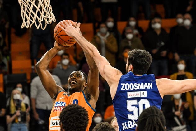 Sport Bilder des Tages GER, BBL, ratiopharm ulm vs ALBA Berlin 21.11.2021, ratiopharm arena, Neu-Ulm, GER, BBL, ratiopharm ulm vs ALBA Berlin, im Bild Semaj Christon (Ulm, 0) wird von Yovel Zoosman (Berlin, 50) am erfolgreichen Wurf gehindert