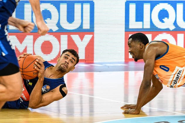 GER, BBL, ratiopharm ulm vs ALBA Berlin 21.11.2021, ratiopharm arena, Neu-Ulm, GER, BBL, ratiopharm ulm vs ALBA Berlin, im Bild Louis Olinde (Berlin, 19) erobert den Ball am Boden gegen Semaj Christon (Ulm, 0)