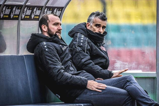 21.11.2021, xlakx, Fussball 3.Liga, Viktoria Berlin - Wuerzburger Kickers emspor, v.l.Sportdirektor Sebastian Neumann Wuerzburger Kickers und Danny Schwarz (Wuerzburger Kickers Cheftrainer) sitzend auf der Bank (DFL DFB REGULATIONS PROHIBIT ANY USE OF PHOTOGRAPHS as IMAGE SEQUENCES and or QUASI-VIDEO) Berlin