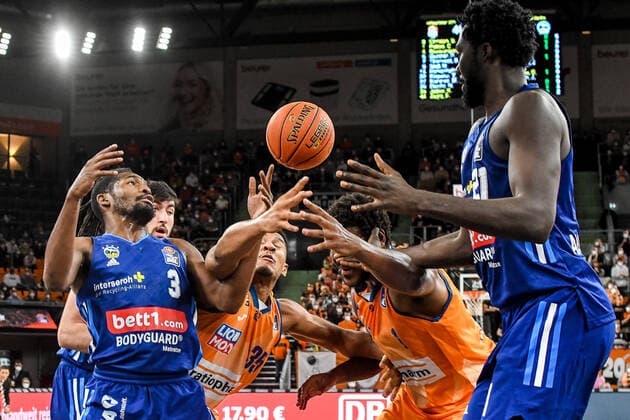 GER, BBL, ratiopharm ulm vs ALBA Berlin 21.11.2021, ratiopharm arena, Neu-Ulm, GER, BBL, ratiopharm ulm vs ALBA Berlin, im Bild Kampf um den Rebound, Jaleen Smith (Berlin, 3), Cristiano Felicio (Ulm, 1), Jean Marc Christ Koumadje (Berlin, 21)